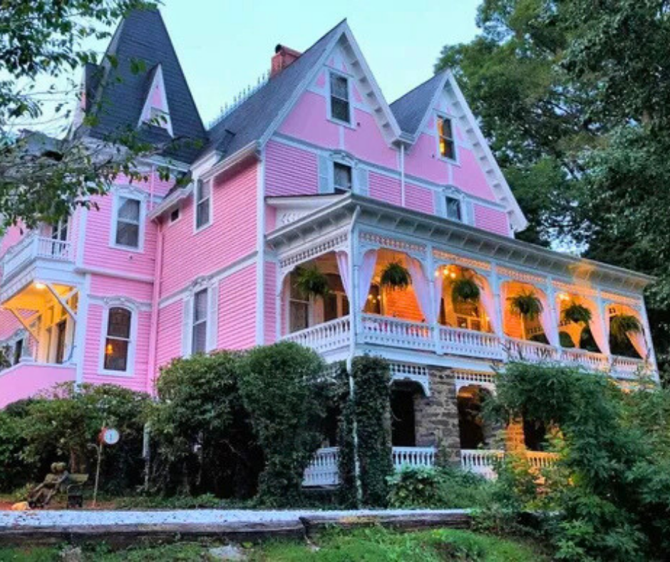 THe exterior of the historic Ceader Crest Inn
